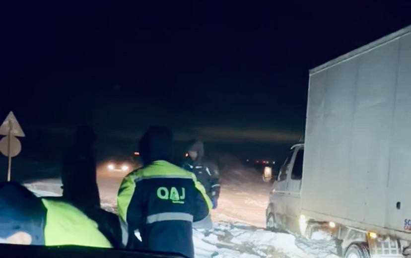 Атырау облысының жолшылары 60 көлікті қар құрсауынан шығарып, арнайы техниканың көмегімен сүйемелдеді 