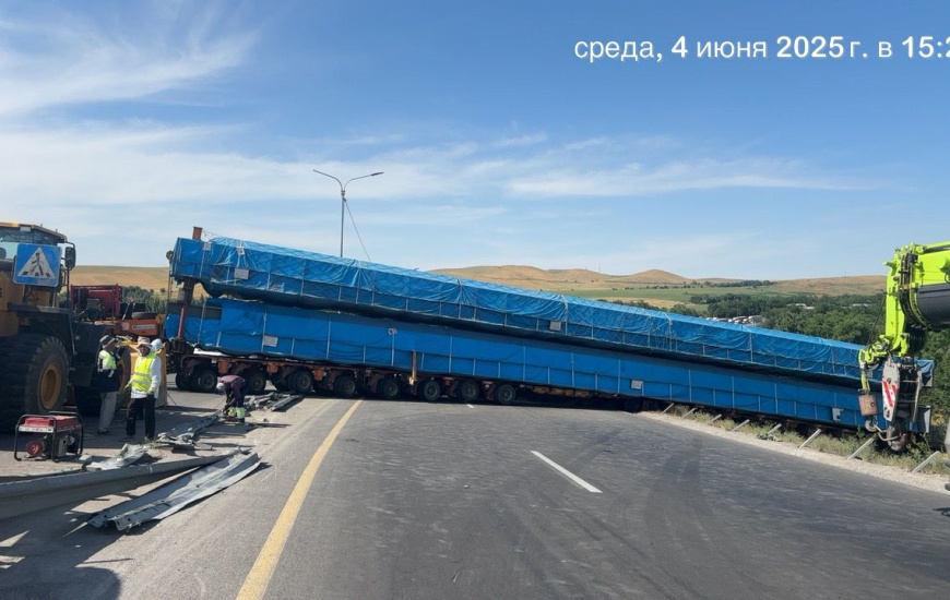 Тараз-Шымкент жолында рұқсатсыз қозғалған ірігабаритті жүк көлігінің салдарынан жол-көлік оқиғасы орын алып, қозғалысқа шектеу қойылды