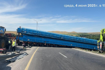 Тараз-Шымкент жолында рұқсатсыз қозғалған ірігабаритті жүк көлігінің салдарынан жол-көлік оқиғасы орын алып, қозғалысқа шектеу қойылды